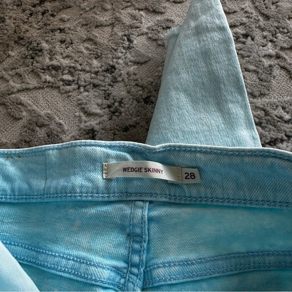 Levi’s Wedgie Skinny Jeans Baby Blue Acid Wash Raw Hem Size 28 High Waisted - Picture 8 of 10